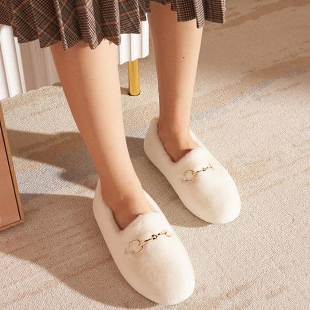 フラットシューズ ふわもこ金具付きフラットパンプス